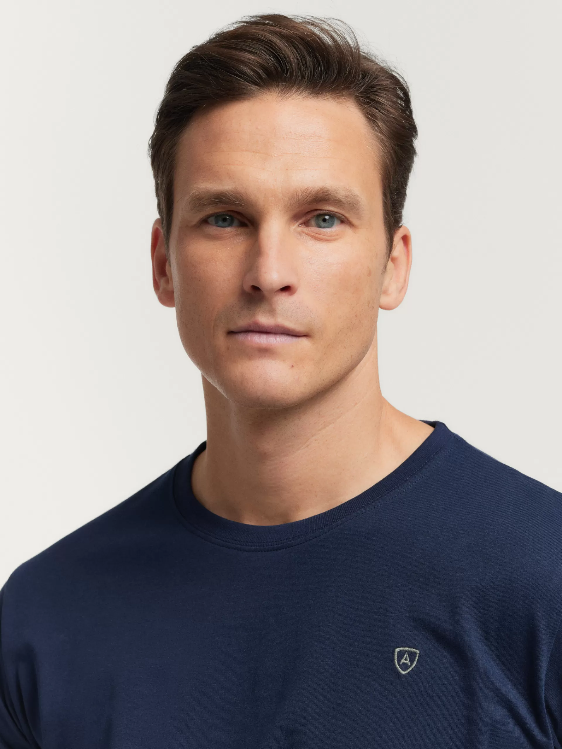 camiseta_basica_azul_marino_3.webp Store Alvaro Moreno CAMISETA BASICA Azul Marino