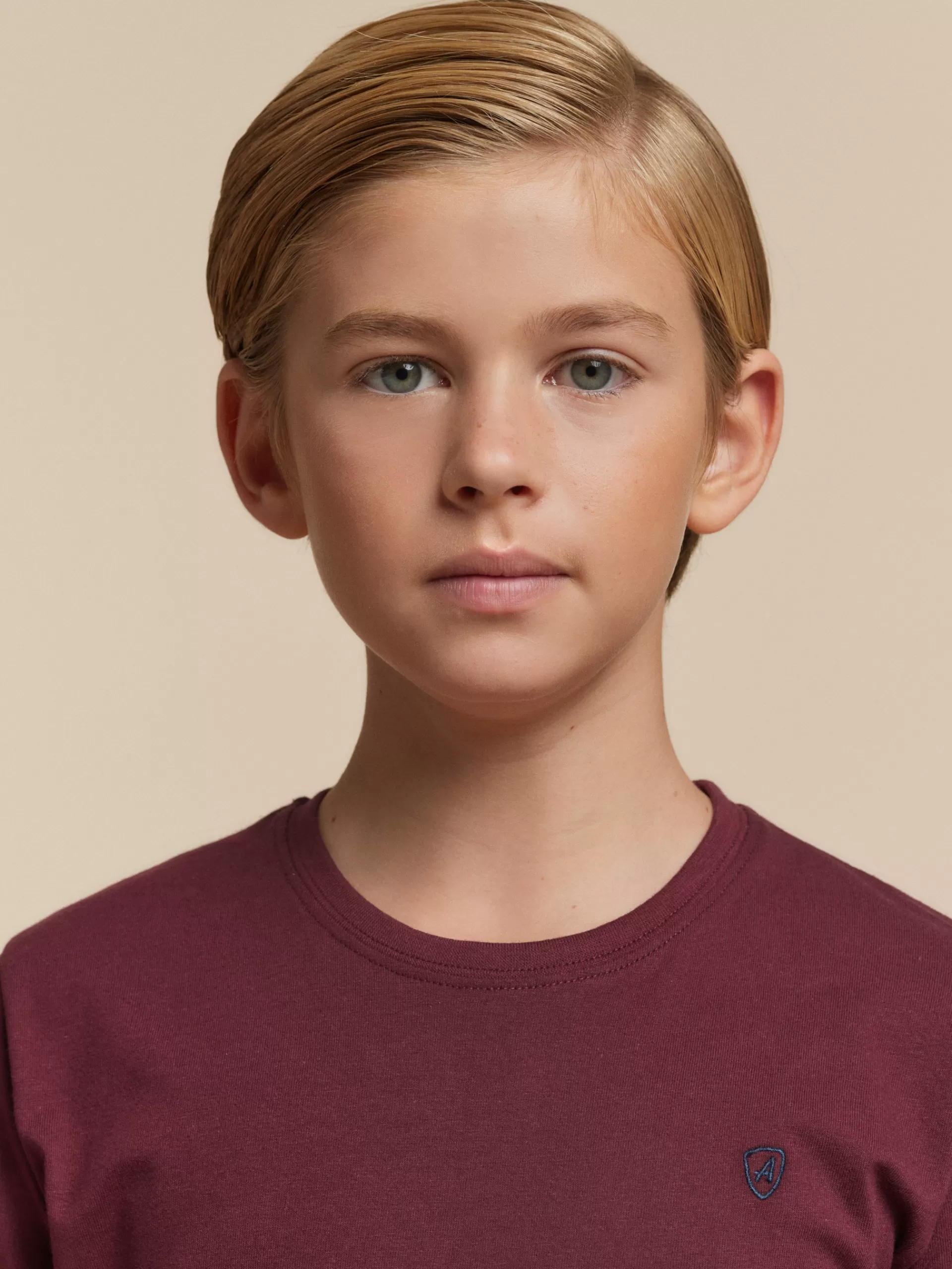 camiseta_basica_kids_burdeos_3.webp Outlet Alvaro Moreno CAMISETA BASICA KIDS Burdeos