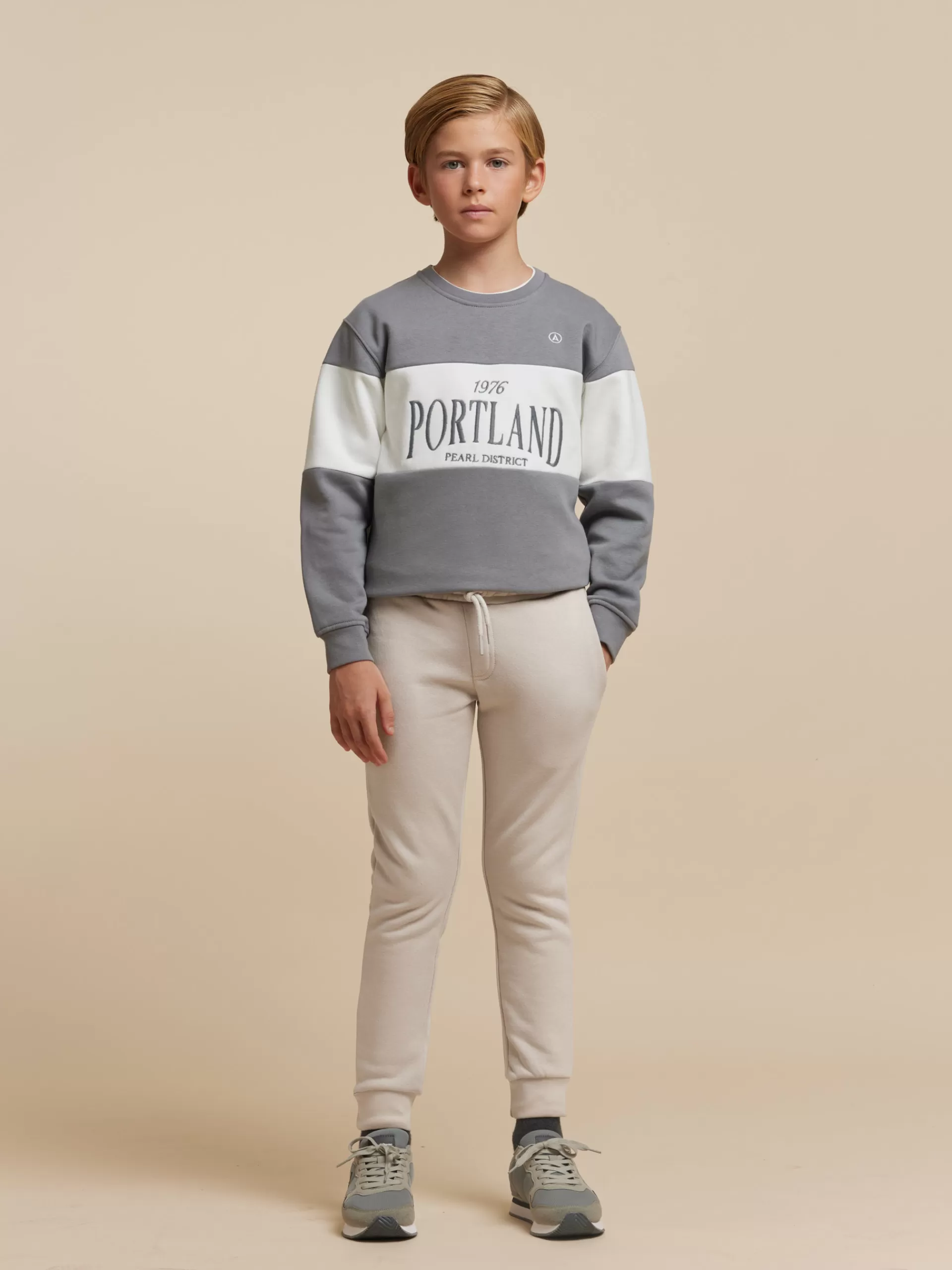 jogger_basic_kids_beige_2.webp Fashion Alvaro Moreno JOGGER BASIC KIDS Beige