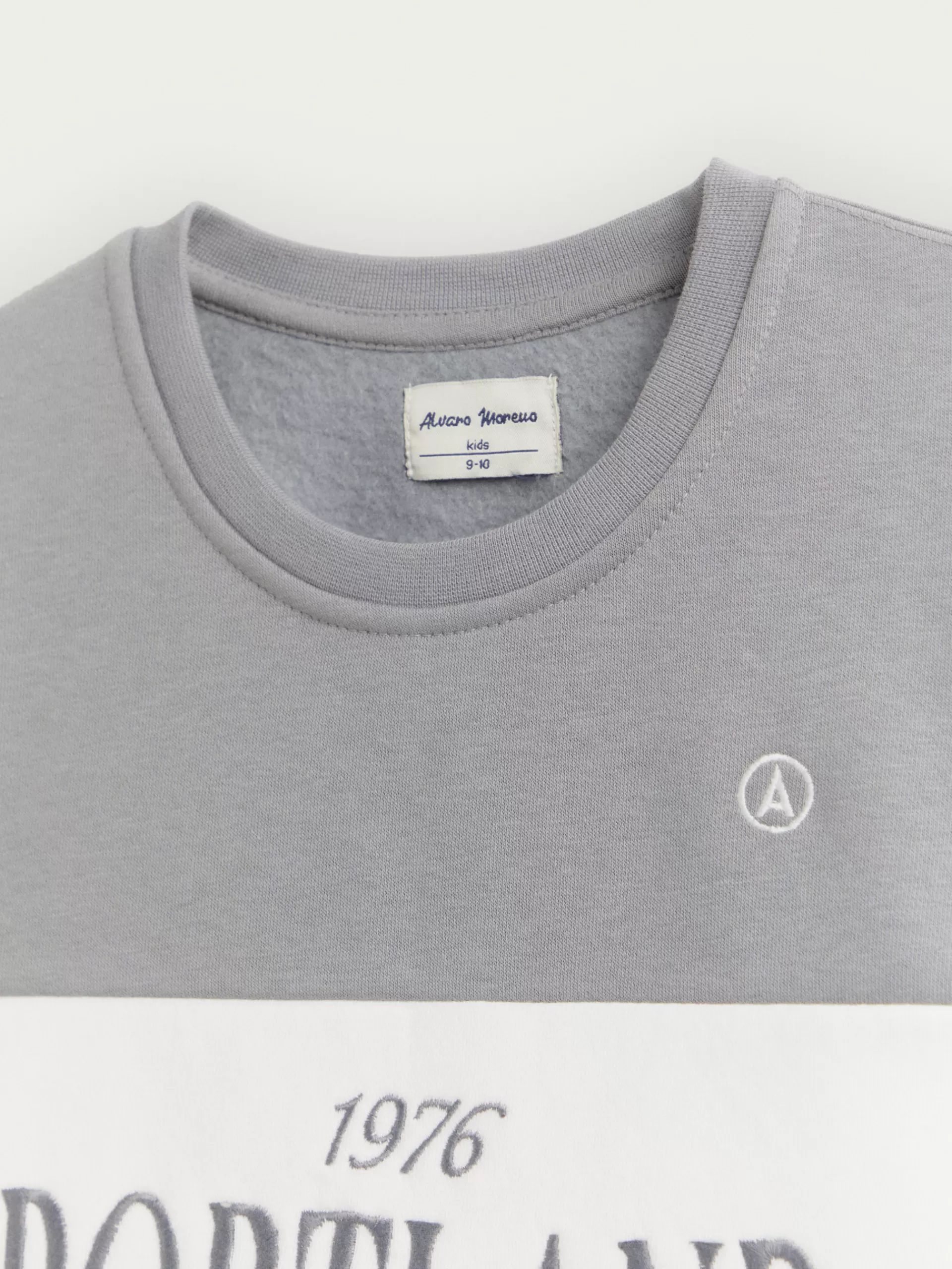 sudadera_portland_kids_gris_3.webp New Alvaro Moreno SUDADERA PORTLAND KIDS Gris